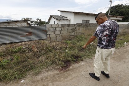 Hasta pasado el mediodía de esta miércoles, la huella violenta quedó en la calle Carmen Muñoz.