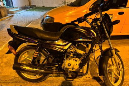 La motocicleta hallada en poder de los detenidos estaba reportada como robada.