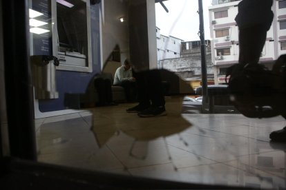 La puerta de Radio Morena resultó afectada tras el lanzamiento de una piedra.