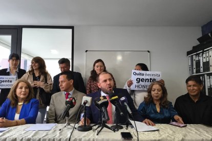 En una rueda de prensa, Juan Esteban Guarderas, exvolcal del CPCCS, anunció su precandidatura.