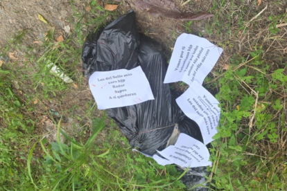 El cuerpo estaba envuelto con plástico negro, junto a panfletos amenazantes.