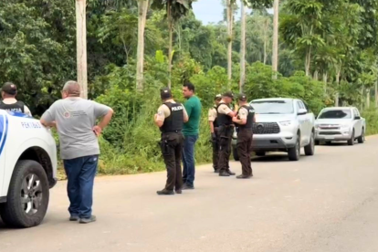 Agentes policiales inspeccionan el lugar donde se encontró el cadáver en Loma Colorada.