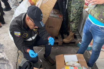 Miembros de la Policía fijaron indicios en el lugar.