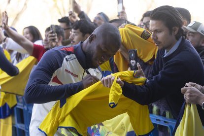 El jugador de la selección de Ecuador Enner Valencia, firma autógrafos a la llegada al entrenamiento en el Estadio Municipal de Butarque en Leganés (Madrid).