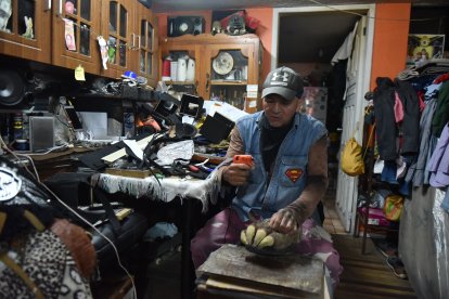 En la parte de la sala, Roberto tiene su material de trabajo.