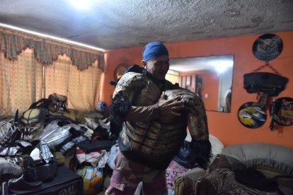 Roberto también repara piezas que le dejan otros compañeros.