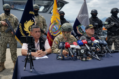 Las autoridades brindaron rueda de prensa en el Puerto de Manta, provincia de Manabí