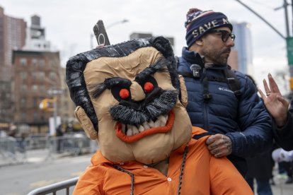 Una persona sostiene un muñeco alusivo al presidente de Venezuela Nicolás Maduro, capturado en Caracas, durante una manifestación este jueves, frente a la corte federal de Nueva York (EE.UU.).