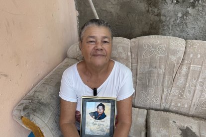 Ginger Quiroz sostiene un retrato de su hijo Jesús David.