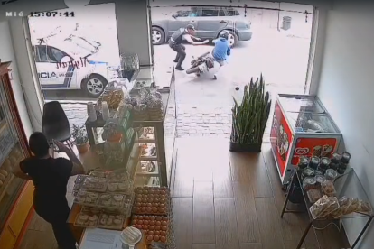 Una cámara captó el momento de la fuga del tipo en Cumbayá.