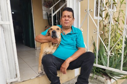 Fiel, atento y siempre listo, Maluma convierte cada paseo en una historia de compañía y cariño.