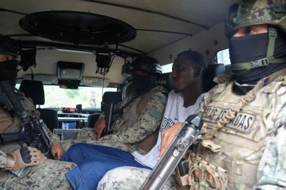 Durante su traslado por las Fuerzas Armadas, será entregado a la Policía y posteriormente puesto a órdenes de las autoridades judiciales.