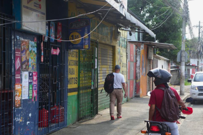 Moradores del sector reportaron múltiples disparos durante el ataque en el taller de motos.