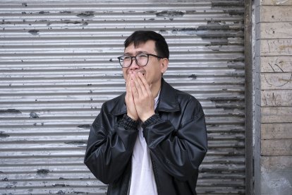 Un hombre llora frente a un edificio residencial en Teherán que fue alcanzado de madrugada en un ataque de Estados Unidos e Israel.