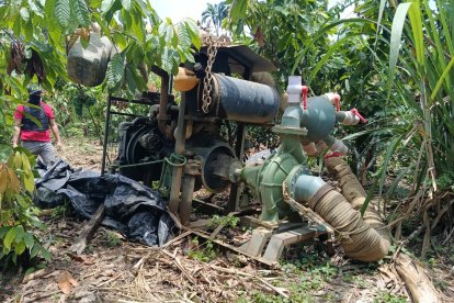 Un agente del Bloque de Seguridad inspecciona maquinaria utilizada en actividades de minería ilegal en el cantón Eloy Alfaro, durante el operativo del 26 de marzo.