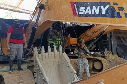 Personal del Bloque de Seguridad y Fuerzas Armadas inspecciona maquinaria pesada utilizada en minería ilegal durante el operativo en Selva Alegre, cantón Eloy Alfaro.