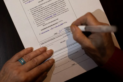 Fotografía de archivo de una persona firmando la prestación de ayuda para recibir la eutanasia.