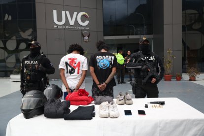 El muchacho de camiseta blanca es el adolescente que habría manejado la moto.