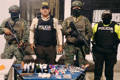 Entre los objetos decomisados constan celulares, armas blancas y presuntas sustancias ilícitas.