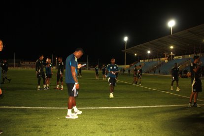 Miller Bolaños firmó autógrafos a los hinchas de Emelec.