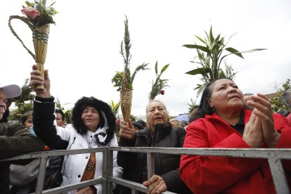 Bendición de palmas durante el Domingo de Ramos en iglesias de Ecuador, tradición que marca el inicio de las celebraciones de Semana Santa.