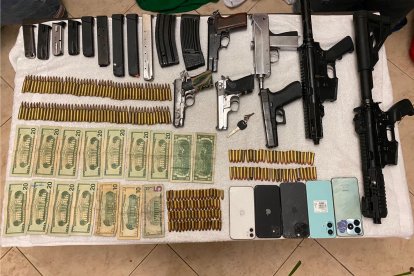 Los indicios hallados en la operación militar incluyen armas, municiones, dinero en efectivo y una moto presuntamente robada