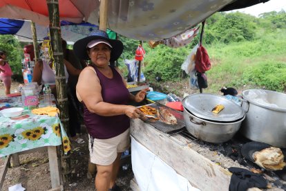 Cecilia Quirola acompaña la jornada de los turistas con platos típicos.
