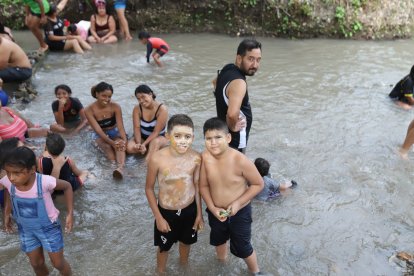 ‘Pelados’ posan con mascarillas preparadas en el mismo río.