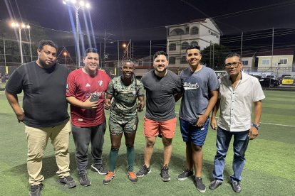 Mónica con gente que la apoya como: Fabián Figueroa, Carlos Paredes y Wilmer García.