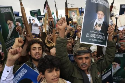 Simpatizantes hutíes durante una protesta contra la guerra en Irán y los ataques de EE.UU e Israel.