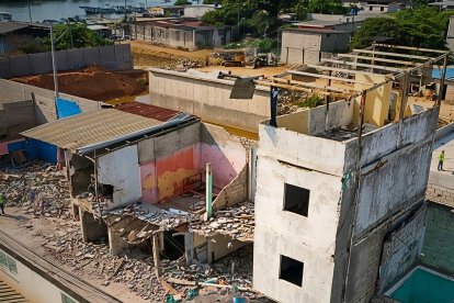 Casas derribadas en Puerto Bolívar tras operativos contra estructuras usadas por grupos delictivos.