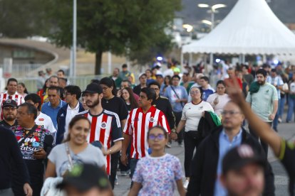 Aficionados llegan  al partido de repechaje a la Copa Mundial de la FIFA 2026 entre Nueva Caledonia y Jamaica en el estadio Akron, en Guadalajara.