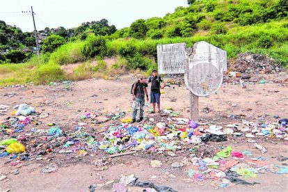 Es común ver desperdicios y personas consumiendo drogas cerca del trasvase de agua.