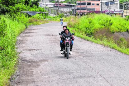 Las motocicletas son el único medio para cruzar la vía junto al canal.