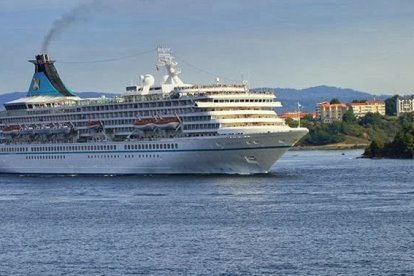 El crucero MS Artania, operado por la alemana Phoenix Reisen y registrado bajo bandera de Bahamas, navega en aguas sudamericanas rumbo a Esmeraldas.