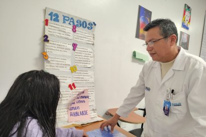 El médico José Giler atiende a diario a consumidoras que acuden al Cetad de Bastión Popular en busca de ayuda.