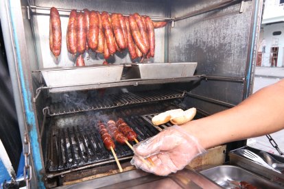 Los chorizos se ahúman con hojas de laurel, mientras el moro se mantiene caliente en hornos.