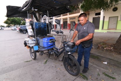 Su medio de transporte es una bicicleta adaptada: la parte trasera es parecida a un triciclo.