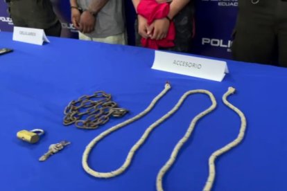 Entre las evidencias constan una cadena y una soga.