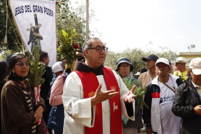 El padre Jhon Castro dando las últimas directrices para la salida de la procesión.