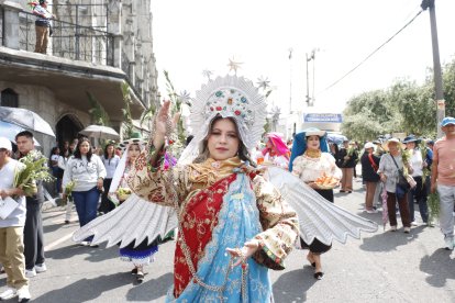 Katherine Mora es parte de la fundación Jacchigua y lleva 10 años interpretando a la Virgen del Panecillo.