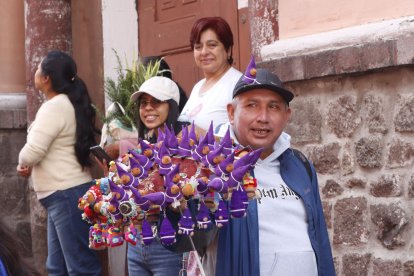 Richard compra los capibaras y les confecciona sus trajes de cucuruchos.