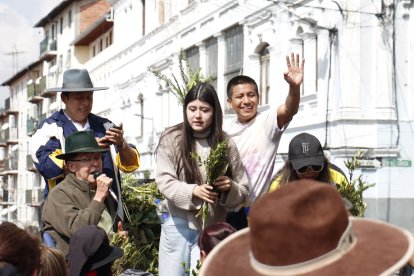 El presidente de Jacchigua, Rafael Camino, llevó 1.200 ramos para repartir.
