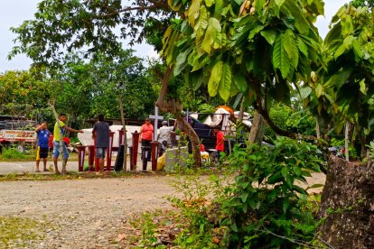 La gente empezó a organizarse para llevar a cabo las honras fúnebres.