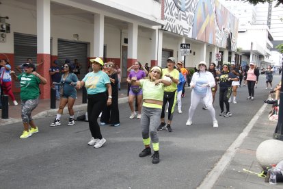 Mujeres de varias edades participaron en la clase de bailoterapia en las calles Panamá y Loja.