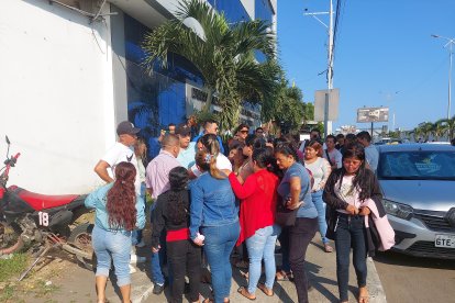 Familiares de los pescadores exigen una búsqueda urgente y por ello acudieron a la Capitanía de Manta