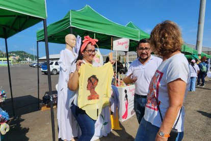 Los visitantes se dividen en grupos para explorar Esmeraldas.