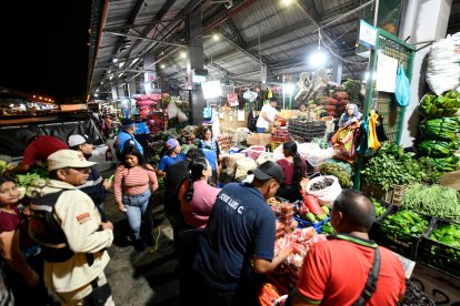 Mercados de Guayaquil retoman sus horarios habituales tras el fin del toque de queda.