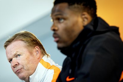 Ronald Koeman y el futbolista Denzel Dumfries.