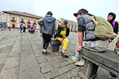 Personas consumen alcohol en espacio público sin ser sancionadas